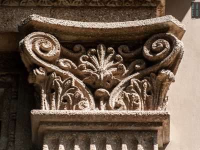 Un dettaglio che ricorda i templi greci, cos� come i capitelli corinzi...